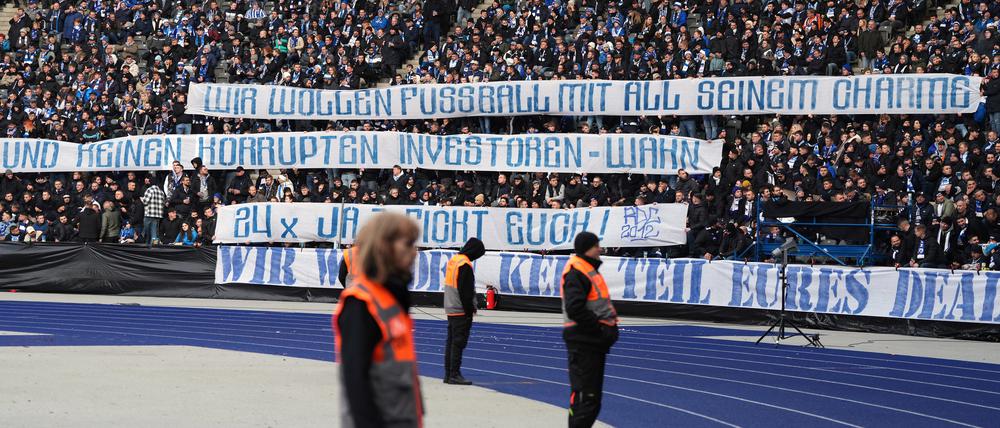 „Wir wollen Fussball mit all seinem Charme - und keinen korrupten Investoren-Wahn“, war beim Spiel Hertha BSC - VfL Osnabrück zu lesen.