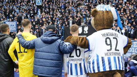 Neuer Zusammenhalt. Herthas Spieler wurden trotz des enttäuschenden Unentschiedens gegen den Tabellenletzten Osnabrück freundlich von den Fans in die Winterpause verabschiedet.