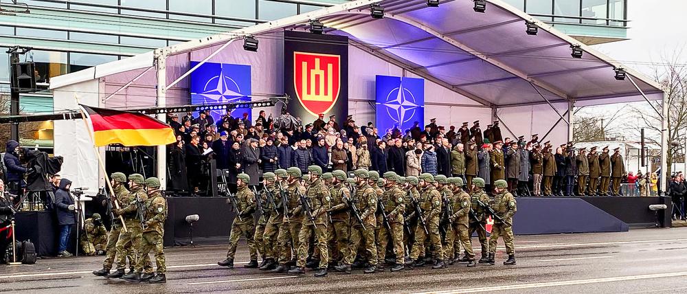 Deutsche Soldaten der Bundeswehr marschieren bei einer Militärparade in Vilnius, Litauen an der Ehrentribüne vorbei.
