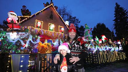 Michael Müller und seine Tochter Spencer Malia vor ihrem Weihnachtshaus in Kleinmachnow.
