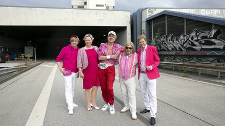 Die Kabarettistischen Jahresrückblicker sind (von links) Horst Evers, Christoph Jungmann, Bov Bjerg, Manfred Maurenbrecher und Hannes Heesch.