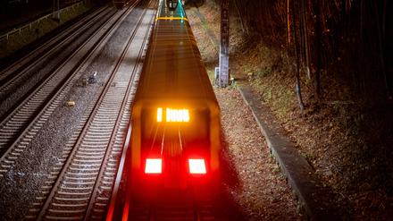 Eine S-Bahn fährt abends zwischen den Bahnhöfen Prenzlauer Allee und Schönhauser Alle in Berlin. / An inner-city train runs in the evening between Prenzlauer Allee and Schönhauser Alle stations in Berlin.