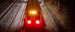 Eine S-Bahn fährt abends zwischen den Bahnhöfen Prenzlauer Allee und Schönhauser Alle in Berlin. / An inner-city train runs in the evening between Prenzlauer Allee and Schönhauser Alle stations in Berlin.