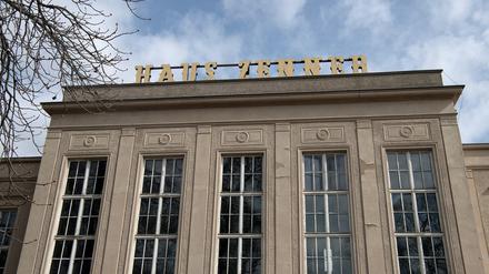 „Haus Zenner“ steht in Großbuchstaben auf dem Dach des historischen Gebäudes am Treptower Park.