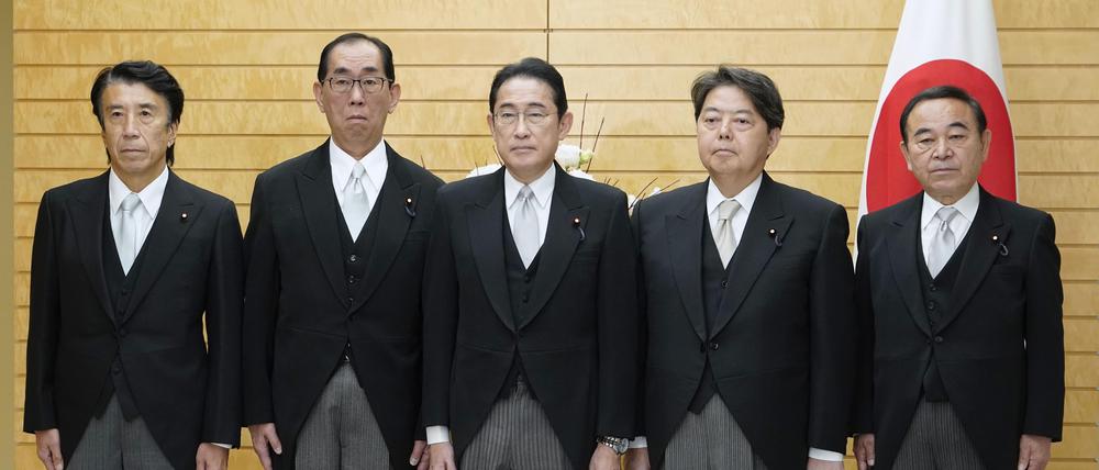 Premierminister Fumio Kishida (Mitte) mit den vier neuen Ministern. Der Kabinettsumbau allein wird seine Regierung kaum retten.