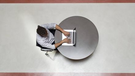 Eine Sparwelle in der Wirtschaft trifft vor allem die Bürojobs. Firmenverwaltungen gelten als behäbig und werden digitalisiert.