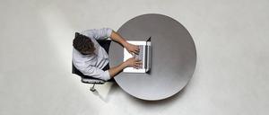 Eine Sparwelle in der Wirtschaft trifft vor allem die Bürojobs. Firmenverwaltungen gelten als behäbig und werden digitalisiert.