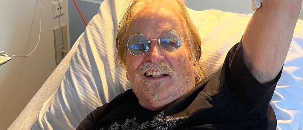 Musiker Frank Zander liegt am 12.12.2023 in einem Krankenhausbett.
