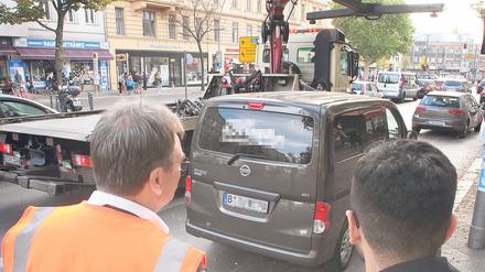 Die Verkehrssteuerung der BVG schreibt Knöllchen und lässt Falschparker von der Busspur abschleppen.