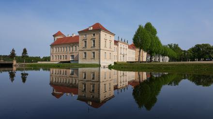 Die Parkseite von Schloss Rheinsberg mit dem Kurt Tucholsky Literaturmuseum spiegelt sich in dem vom Grienericksee gespeisten Wasser des Schlossgrabens.