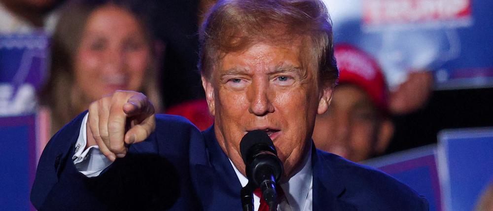 Präsidentschaftskandidat und ehemaliger US-Präsident Donald Trump gestikuliert während einer Rede auf einer Wahlveranstaltung in Durham, New Hampshire.