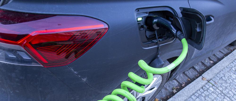 An der Ladesäule eines regionalen Stromanbieters wird ein Elektroauto mit Strom aufgeladen.