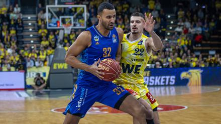 Johannes Thiemann (li., gegen Lukas Wank) machte in Oldenburg 24 Punkte für Alba.