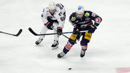 Prägten das Spiel: Leo Pföderl (r.) bereitete ein Eisbären-Tor vor, Tyler Gaudet traf für Mannheim.