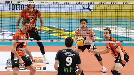 Orange spielt vor. Die Volleys siegten klar.