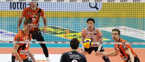 Orange spielt vor. Die Volleys siegten klar.