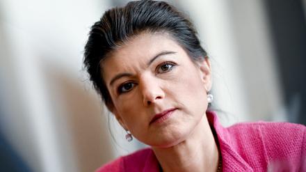 Sahra Wagenknecht, damals Fraktionsvorsitzende der Partei Die Linke, steht im Bundestag am Rande eines dpa-Interviews.