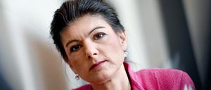 Sahra Wagenknecht, damals Fraktionsvorsitzende der Partei Die Linke, steht im Bundestag am Rande eines dpa-Interviews.