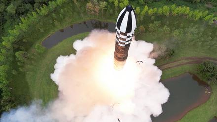 Diese von der staatlichen nordkoreanischen Nachrichtenagentur KCNA  zur Verfügung gestellte Aufnahme soll nach Angaben von KCNA den angeblichen Testabschuss einer Hwasong-18 ICBM zeigen.