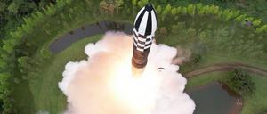 Diese von der staatlichen nordkoreanischen Nachrichtenagentur KCNA  zur Verfügung gestellte Aufnahme soll nach Angaben von KCNA den angeblichen Testabschuss einer Hwasong-18 ICBM zeigen.
