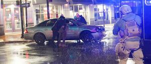 Sicherheitskräfte umstellen den Wagen, dessen Fahrer den Vorfall verursacht hat.    