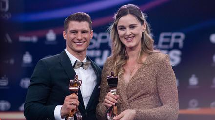 Denise Herrrmann-Wick (r.) und Lukas Dauser mit ihren Auszeichnungen