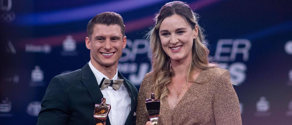 Denise Herrrmann-Wick (r.) und Lukas Dauser mit ihren Auszeichnungen