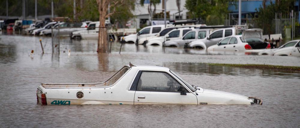 Ein Auto in der australischen Stadt Cairns steht nach dem Tropensturm „Jasper“ unter Wasser.