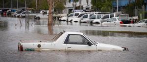 Ein Auto in der australischen Stadt Cairns steht nach dem Tropensturm „Jasper“ unter Wasser.