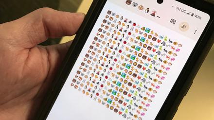 Emoji-Nutzer können unter vielen verschiedenen Katzen wählen, aber unter zu wenigen Pflanzen, Pilzen und Mikroorganismen, sagen Biologen.