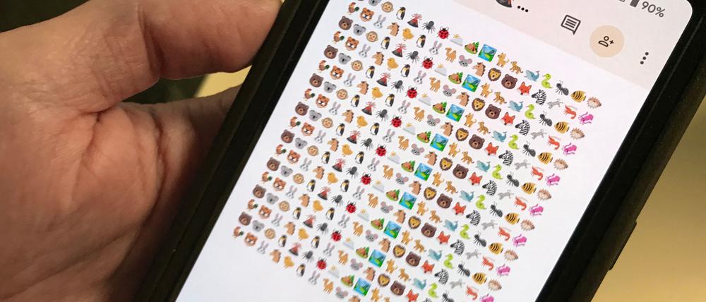 Emoji-Nutzer können unter vielen verschiedenen Katzen wählen, aber unter zu wenigen Pflanzen, Pilzen und Mikroorganismen, sagen Biologen.