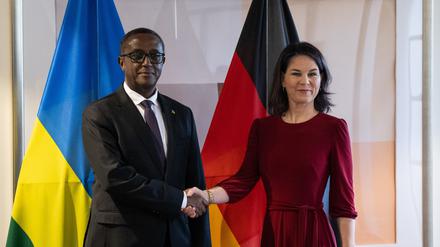 Annalena Baerbock (Bündnis 90 / Die Grünen), Bundesministerin des Auswärtigen, wird von Vincent Biruta, Minister für Auswärtige Angelegenheiten und Internationale Zusammenarbeit der Republik Ruanda, bei einem Treffen begrüßt. 