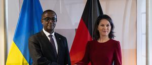 Annalena Baerbock (Bündnis 90 / Die Grünen), Bundesministerin des Auswärtigen, wird von Vincent Biruta, Minister für Auswärtige Angelegenheiten und Internationale Zusammenarbeit der Republik Ruanda, bei einem Treffen begrüßt. 