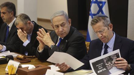 Benjamin Netanjahu (2.v.r.), Premierminister von Israel