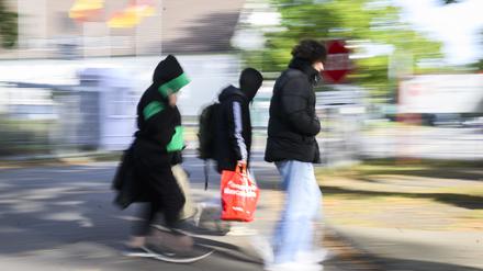 Geflüchtete gehen zur Landesaufnahmebehörde Niedersachsen am Standort Braunschweig.