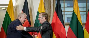 Boris Pistorius (r, SPD), Bundesminister der Verteidigung, und Arvydas Anu·auskas, Verteidigungsminister von Litauen, umarmen sich nach der Unterzeichnung des Fahrplans („Roadmap“) für die dauerhafte Stationierung der Brigade Litauen.