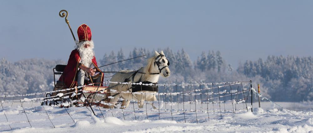 Am ersten Advent lag Schnee in Bad Saulgau, Baden-Württemberg, und ein als Nikolaus verkleideter Mann war mit seiner Kutsche unterwegs. An Weihnachten dürfte es im Südwesten dagegen eher nass werden. 