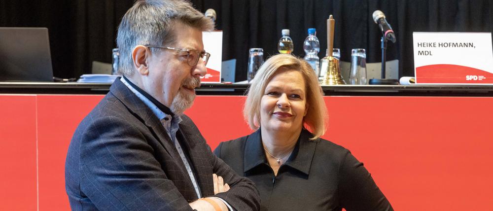 Nancy Faeser, Landesvorsitzende der SPD Hessen und Bundesministerin des Innern und Heimat, spricht auf dem Parteitag der SPD Hessen mit Gernot Grumbach, Mitglied des Hessischen Landtags, einer der Kritiker des Koalitionsvertrags. 