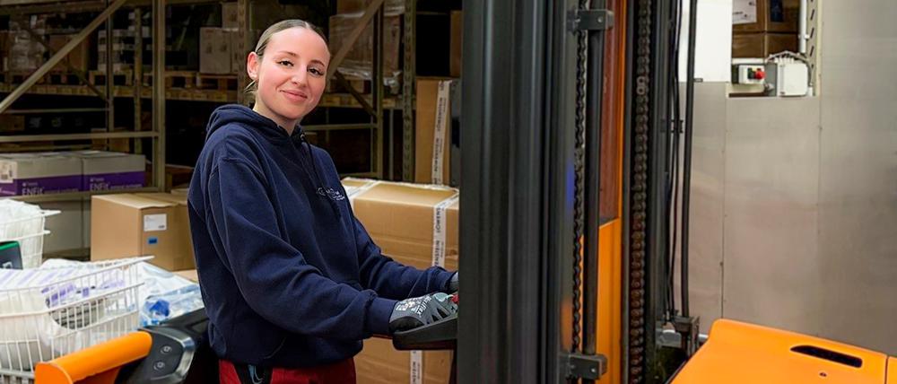 Lisa Gowan (20) lernt bei der Charité CFM Facility Management GmbH.