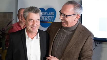 Scheint seine Wahl zum Pirnaer Oberbürgermeister noch gar nicht zu realisieren: Tim Lochner (links) zusammen mit Jörg Urban, Vorsitzender der AfD in Sachsen am Sonntagabend.