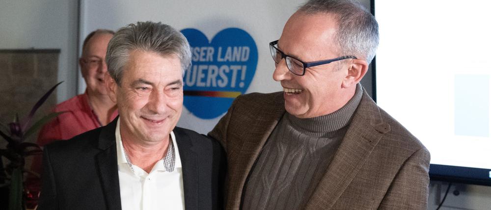 Tim Lochner (l), der für die Oberbürgermeisterwahl von der AfD aufgestellte Kandidat, und Jörg Urban, Vorsitzender der AfD in Sachsen, freuen sich während der Wahlparty ihrer Partei.