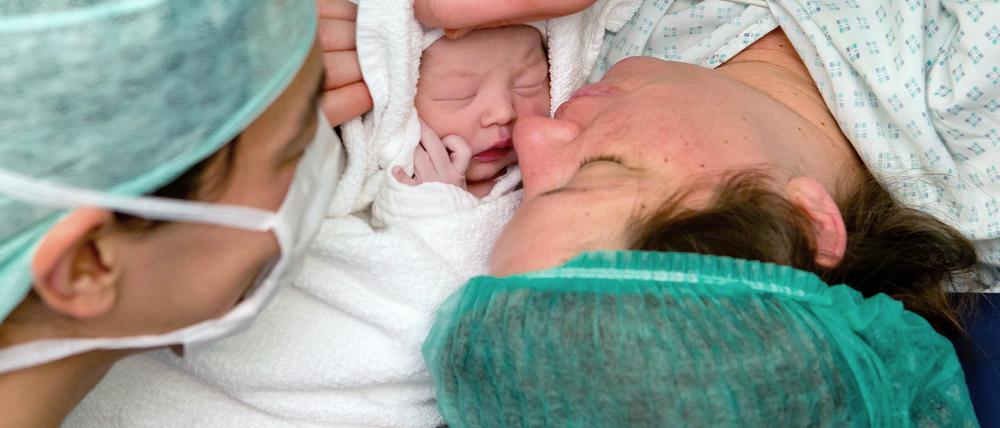 Nach dem Kaiserschnitt finden wichtige Bakterien auch anders als über den Geburtskanal den Weg in den Darm des Babys. 