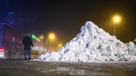 Schneebergen in München Anfang Dezember.
