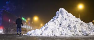 Schneebergen in München Anfang Dezember.