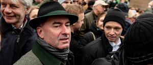 Hubert Aiwanger (Freie Wähler), Bayerische Wirtschaftsminister, nimmt an einer Demonstration des Deutschen Bauernverbandes unter dem Motto „Zu viel ist zu viel! Jetzt ist Schluss!“ vor dem Brandenburger Tor teil.