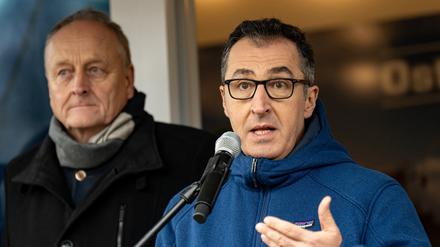 Joachim Rukwied (l), Präsident des Deutschen Bauernverbandes, und Cem Özdemir (Bündnis 90/Die Grünen), Bundesminister für Ernährung und Landwirtschaft, stehen während einer Demonstration des Deutschen Bauernverbandes unter dem Motto «Zu viel ist zu viel! Jetzt ist Schluss!» vor dem Brandenburger Tor auf der Bühne. 