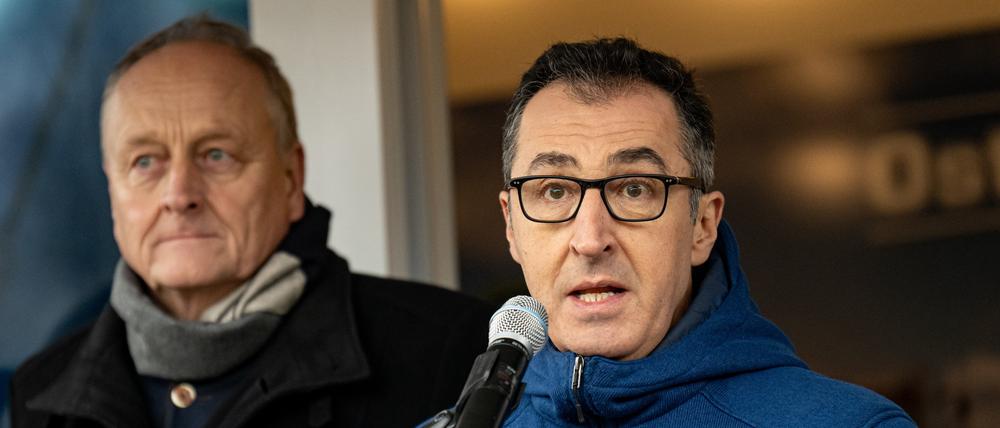 Joachim Rukwied (l), Präsident des Deutschen Bauernverbandes, und Cem Özdemir (Bündnis 90/Die Grünen), Bundesminister für Ernährung und Landwirtschaft, stehen während einer Demonstration des Deutschen Bauernverbandes unter dem Motto «Zu viel ist zu viel! Jetzt ist Schluss!» vor dem Brandenburger Tor auf der Bühne. 