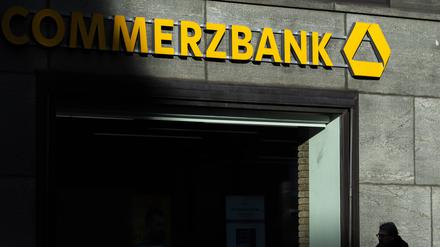 Das Logo von der Commerzbank, aufgenommen in Berlin, 02.02.2022. Berlin Deutschland *** The logo of Commerzbank, taken in Berlin, 02 02 2022 Berlin Germany Copyright: xFlorianxGaertner/photothek.dex 