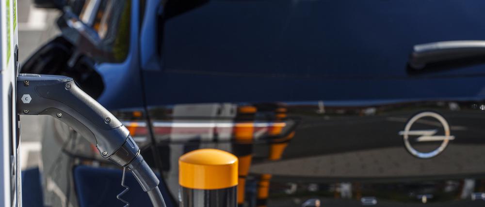 Ein Elektro-Fahrzeug der Stellantis-Tochter Opel steht im Opel-Werk Rüsselsheim.