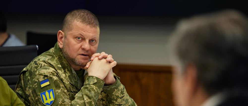 Der Oberkommandierende der ukrainischen Streitkräfte, Walerij Saluschnyj, nimmt an einem Treffen mit US-Außenminister Blinken, US-Verteidigungsminister Austin und dem ukrainischen Präsidenten Selenskyj in Kiew teil.